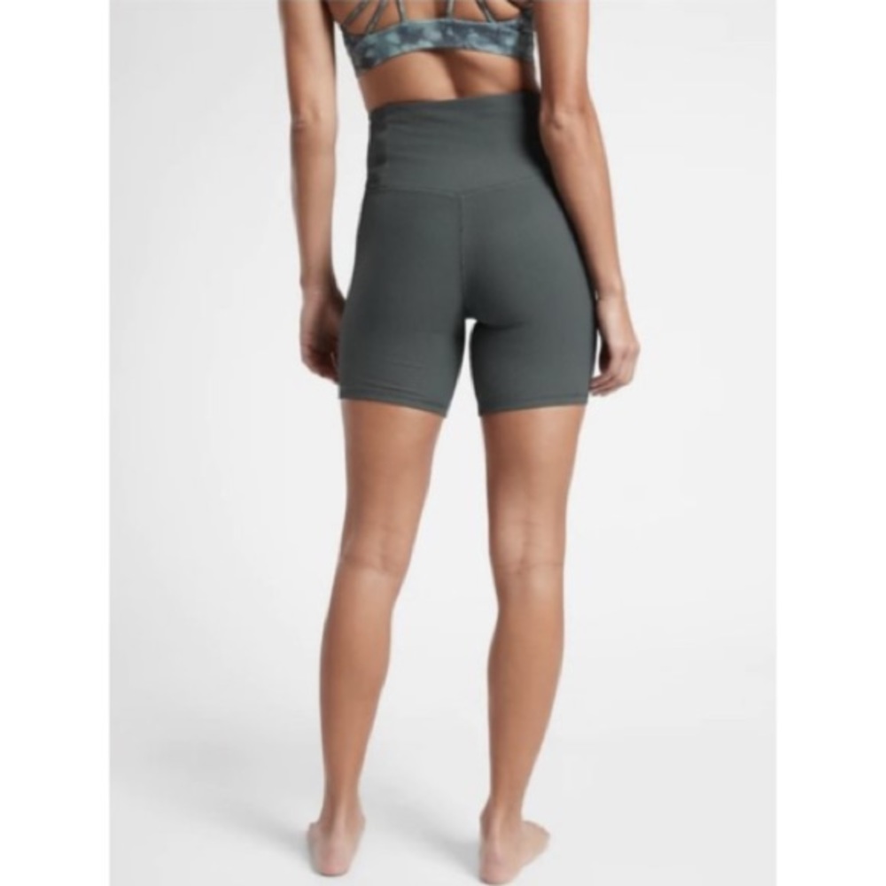 Athleta Elation 7” bike short green/small